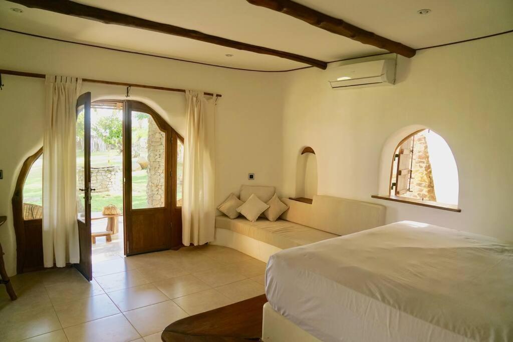 Beach-Front Sumbawa Surf House Lemonga Exterior photo