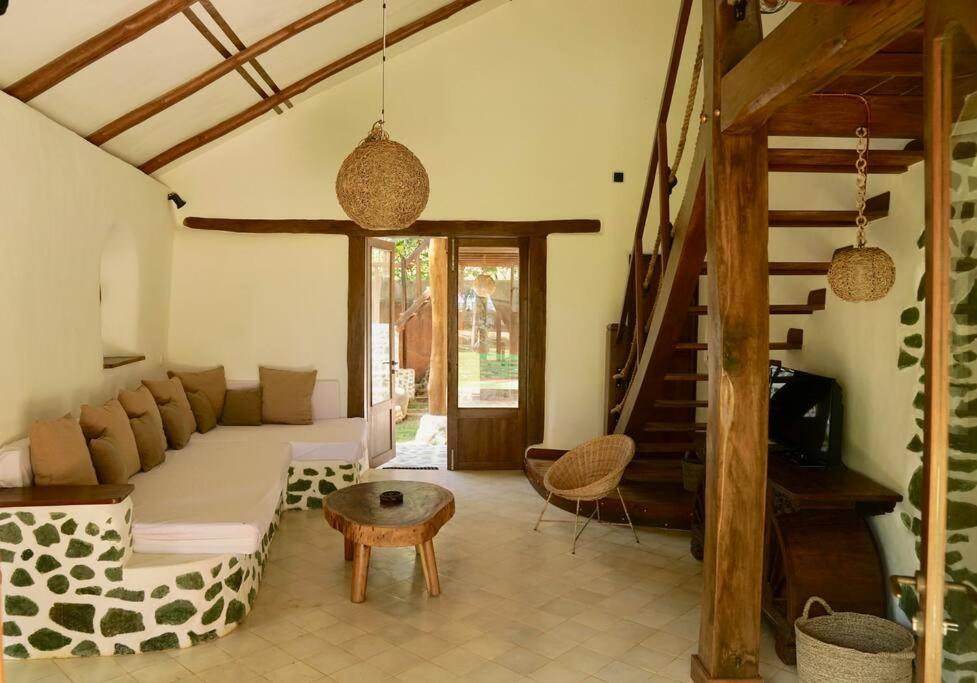 Beach-Front Sumbawa Surf House Lemonga Exterior photo