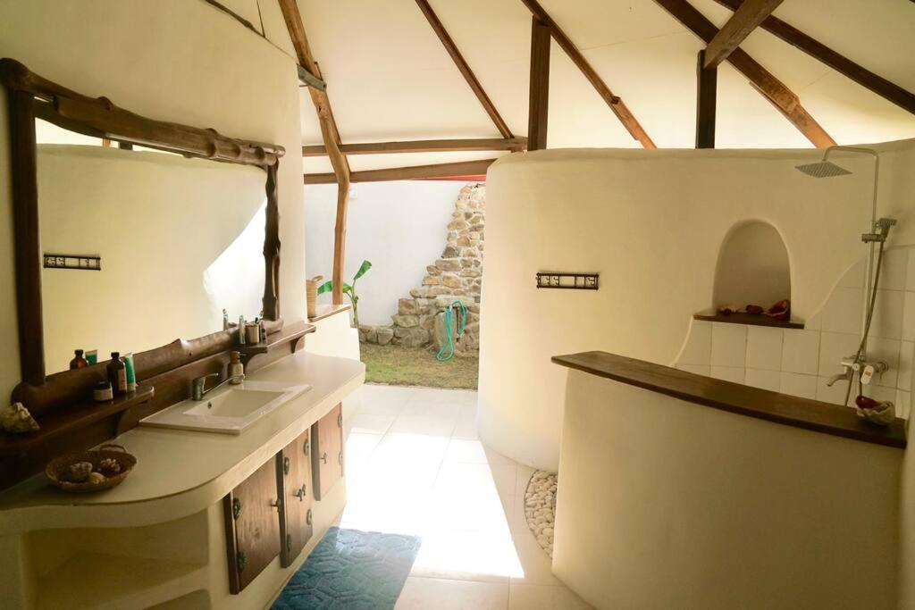 Beach-Front Sumbawa Surf House Lemonga Exterior photo