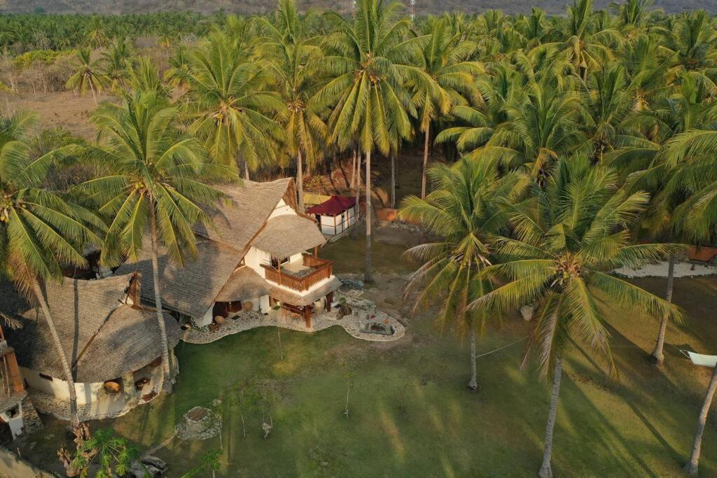 Beach-Front Sumbawa Surf House Lemonga Exterior photo