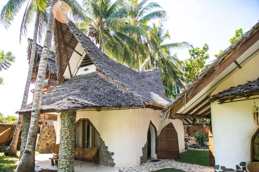Beach-Front Sumbawa Surf House Lemonga Exterior photo