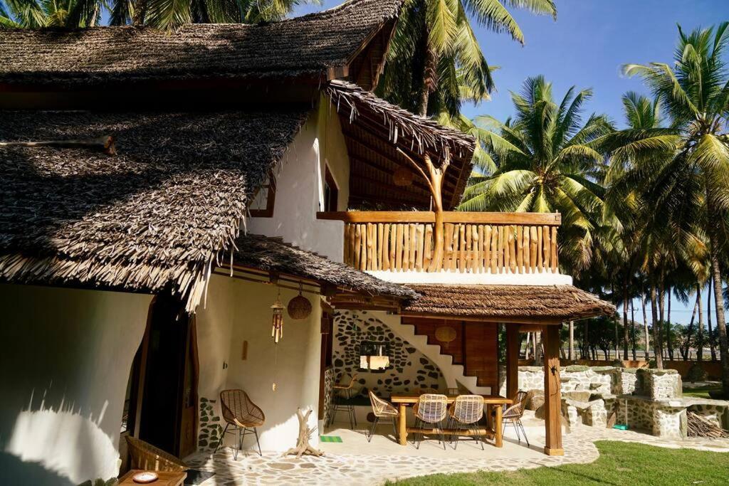 Beach-Front Sumbawa Surf House Lemonga Exterior photo