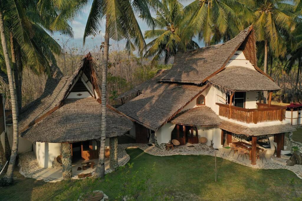 Beach-Front Sumbawa Surf House Lemonga Exterior photo